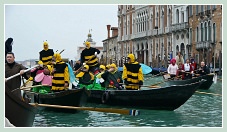 Carnaval de Venise 2011 : Les abeilles du Carnaval en bateau des Vénitiens