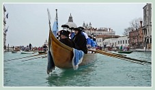 Carnaval de Venise 2011 : Carnaval de Venise 2011 : La Disdotona, plus grande gondole au monde, à 18 rameurs, sur le Grand Canal de Venise