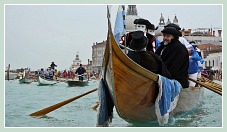 Carnaval de Venise 2011 : Carnaval de Venise 2011 : La Disdotona, plus grande gondole au monde, à 18 rameurs, sur le Grand Canal de Venise