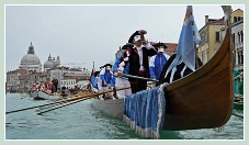 Carnaval de Venise 2011 : Carnaval de Venise 2011 : La Disdotona, plus grande gondole au monde, à 18 rameurs, sur le Grand Canal de Venise