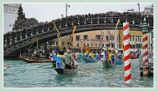 Carnaval de Venise 2011 : “Alzaremi”, levée d'honneur des rames sous le pont de l'Accademia à Venise