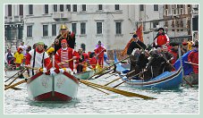 Carnaval de Venise 2011 : Les bateaux traditionnels vénitiens sur le Grand Canal de Venise