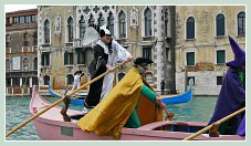 Carnaval de Venise 2011 : Une “caorlina” rose à 6 rameurs devant les palais du Grand Canal