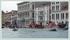 Carnaval de Venise 2011 : Le cortège des bateaux du Carnaval des Vénitiens sur le Grand Canal, devant la Ca' Rezzonico