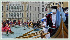 Carnaval de Venise 2011 : Le cortège des bateaux du Carnaval des Vénitiens sur le Grand Canal, au fond, le palais de l'université Ca' Foscari