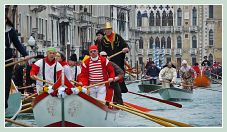 Carnaval de Venise 2011 : Le cortège des bateaux du Carnaval des Vénitiens sur le Grand Canal, au fond, le palais de l'université Ca' Foscari