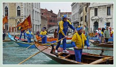 Carnaval de Venise 2011 : Le cortège des bateaux du Carnaval des Vénitiens sur le Grand Canal, en bleu et jaune, les rameurs de l'association Voga Veneta Lido