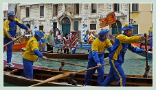 Carnaval de Venise 2011 : Le cortège des bateaux du Carnaval des Vénitiens sur le Grand Canal, en bleu et jaune, les rameurs de l'association Voga Veneta Lido