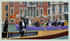 Carnaval de Venise 2011 : Le cortège des bateaux du Carnaval des Vénitiens sur le Grand Canal, comme au bon vieux temps pour cette gondole au premier plan