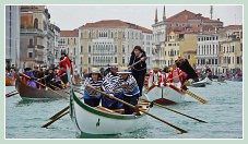 Carnaval de Venise 2011 : Le cortège des bateaux du Carnaval des Vénitiens sur le Grand Canal, au fond, le palais de l'université Ca' Foscari