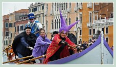 Carnaval de Venise 2011 : Le cortège des bateaux du Carnaval des Vénitiens avec ici les rameurs de l'association des Nomboli, dans le Cannaregio à Venise
