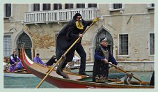 Carnaval de Venise 2011 : Un déguisement particulièrement bien adapté et faisant impression pour le conducteur (le popièr en vénitien, celui qui est à la poupe et dirige) de cette gondole