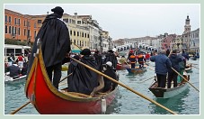 Carnaval de Venise 2011 : L'arrivée devant le pont du Rialto du cortège du carnaval en bateau des Vénitiens