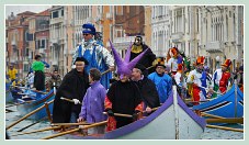 Carnaval de Venise 2011 : Les rameurs des Nomboli sur le Grand Canal lors du défilé du Carnaval Vénitien