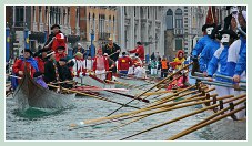 Carnaval de Venise 2011 : Un Grand Canal rempli de bateaux à rames, preuve de l'importance de la Voga alla Veneta pour les Vénitiens, un sport pratiqué en club par plus de 5000 d'entre eux.