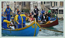 Carnaval de Venise 2011 : La “caorline” bleue et jaune à 6 rameurs de la Voga Veneta Lido et ses chanteurs et musiciens particulièrement gais et sympathiques