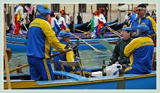 Carnaval de Venise 2011 : La “caorline” bleue et jaune à 6 rameurs de la Voga Veneta Lido sur le Grand Canal lors du Carnaval des Vénitiens