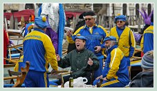 Carnaval de Venise 2011 : La “caorline” bleue et jaune à 6 rameurs de la Voga Veneta Lido, ça chante avec cœur et en chœur