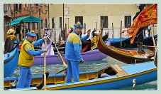 Carnaval de Venise 2011 : Les Vénitiens sur le Grand Canal pour leur Carnaval en bateaux traditionnels