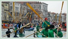 Carnaval de Venise 2011 : “Alzaremi”, lever des rames en l'honneur de Venise et de Saint Marc, “per Venezia e San Marco”, devant le pont du Rialto lors du Carnaval en bateau des Vénitiens