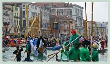Carnaval de Venise 2011 : “Alzaremi”, lever des rames en l'honneur de Venise et de Saint Marc devant le pont du Rialto lors du Carnaval en bateau des Vénitiens