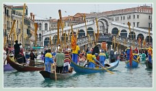 Carnaval de Venise 2011 : “Alzaremi”, lever des rames en l'honneur de Venise et de Saint Marc devant le pont du Rialto lors du Carnaval en bateau des Vénitiens