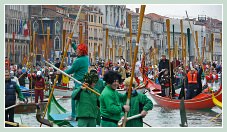 Carnaval de Venise 2011 : “Alzaremi”, lever des rames en l'honneur de Venise et de Saint Marc devant le pont du Rialto lors du Carnaval en bateau des Vénitiens
