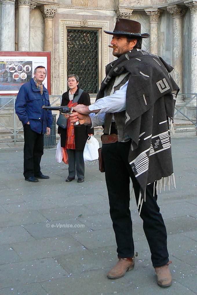 carnaval de venise 2008 clint Eastwood cow boy devant la Basilique Saint Marc