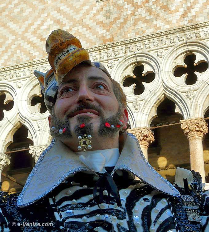 sur la piazzetta san marco à Venise une photo de carnaval assez insolite !