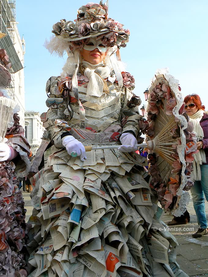 carnaval de Venise 2008 costume en papier journal