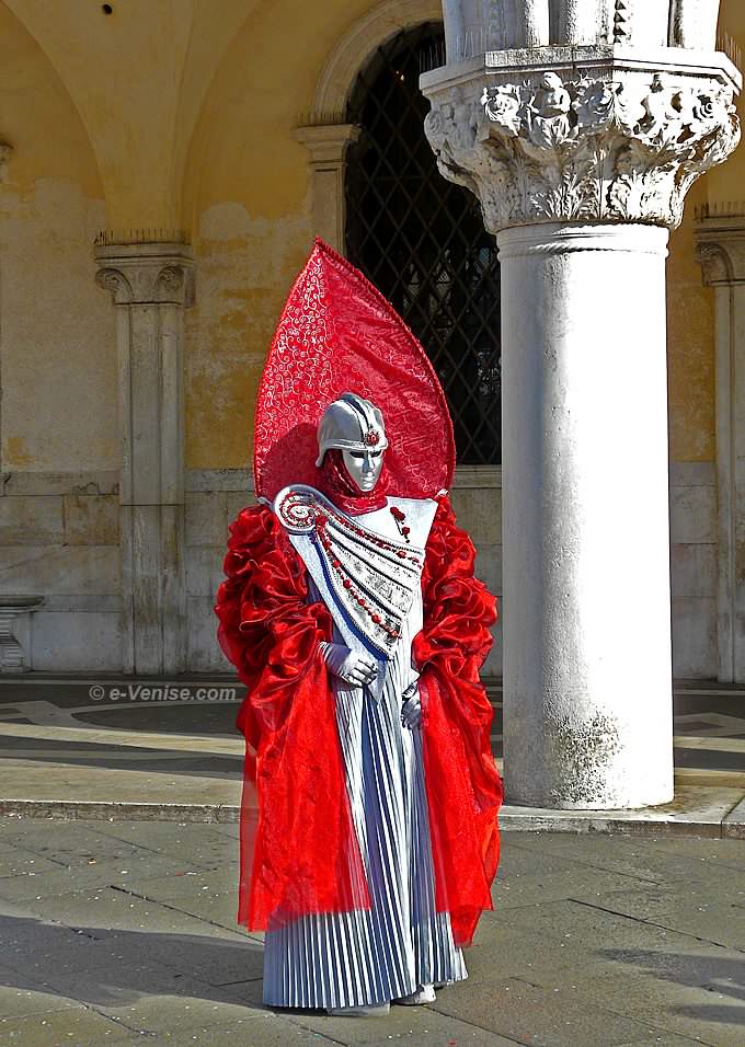 carnaval de Venise 2008 costume armure science fiction devant le Palais des Doges