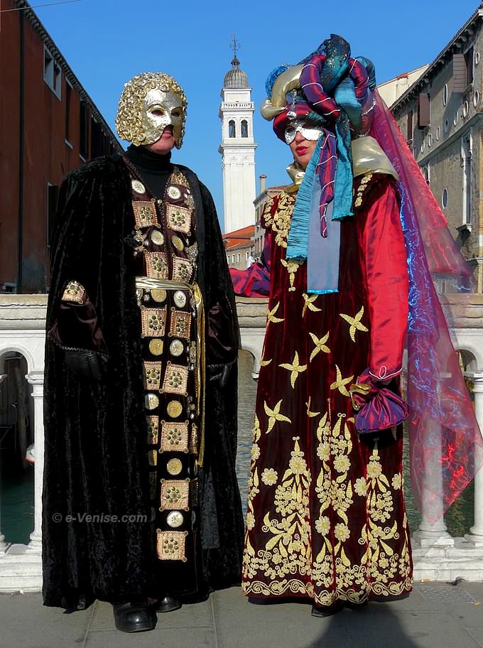 carnaval de venise 2008 joli couple sur le pont de la Pieta, avec, au fond le Campanile penché de San Giorgio dei Greci