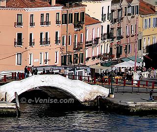 L'hôtel Ca' Formenta à Venise, la petite maison rose à deux étages