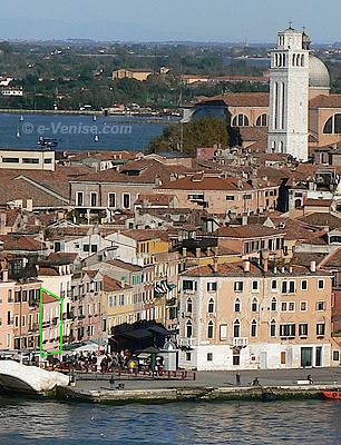 La partie Est du Castello avec le Campanile de San Pietro, l'hôtel Ca' Formenta est entouré en vert