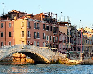 Ponte de la Veneta Marina o de le Cadene L'hôtel Ca' Formenta à Venise est la plus petite maison rose 