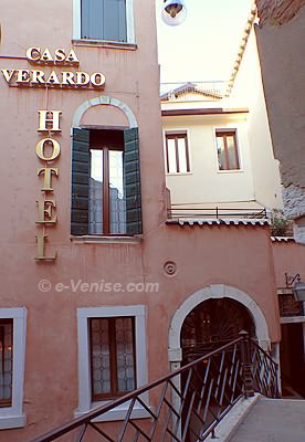 Le Ponte Storto devant l'hôtel Casa Verardo