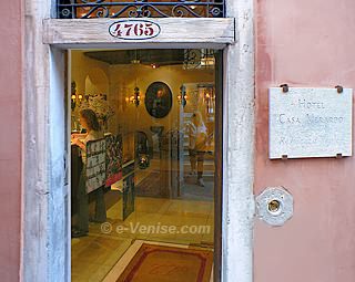 Le hall d'entrée de l'hôtel Casa Verardo à Venise