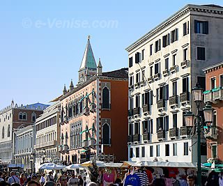 hôtel Danieli à Venise Italie cinq 5 étoiles luxe Les trois bâtiments de l'hôtel Danieli avec au fond le campanile de Saint Marc
