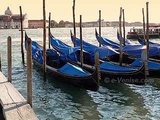 Gondoles à Venise devant l'hôtel Danieli