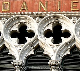 Hôtel Danieli à Venise cinq 5 étoiles luxe palace les rosaces des trèfles sculptés évoquées par Louise Colet