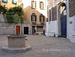 L'hôtel La Locandiera à Venise sur le Campo San Zanivono avec son église et son puit