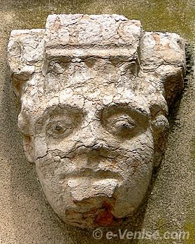 Tête sculptée sur la façace de l'hôtel La Locandiera, les yeux ont gardé des traces de la peinture qui devait recouvrir cette statue très expressive