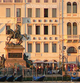 La Statue de Victor Emmanuele II et l'hôtel Londra Palace