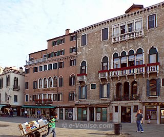 Hôtel Scandinavia à Venise 3 trois étoiles avec à sa droite le Palazzo Vitturi du XIIIe siècle