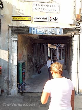 Le Sotoportego de San Zaccaria depuis le quai