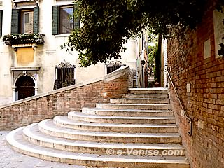 A une minute à pied de l'hôtel Ca' San Vio, le romantique petit campiello Barbaro