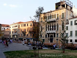 Le Campo San Trovaso - Au centre l'hôtel Palazzo Guardi et à droite le Palazzo Nani
