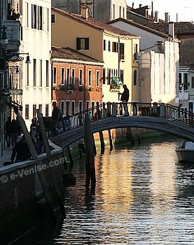 Tout le charme de ce quartier avec le Ponte San Trovaso, situé juste en face de l'hôtel Palazzo Guardi