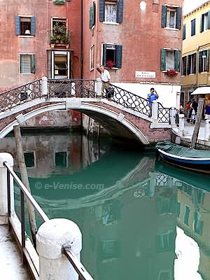 Le très romantique rio de le Toresele qui borde le quartier autour de l'hotel Locanda Ca' del Brocchi