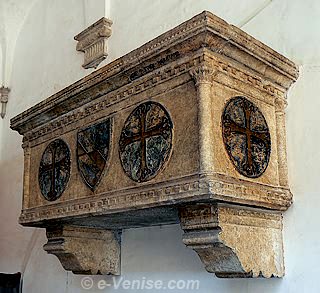 Sarcophage Giovanni Soranzo cloître de Santo Stefano